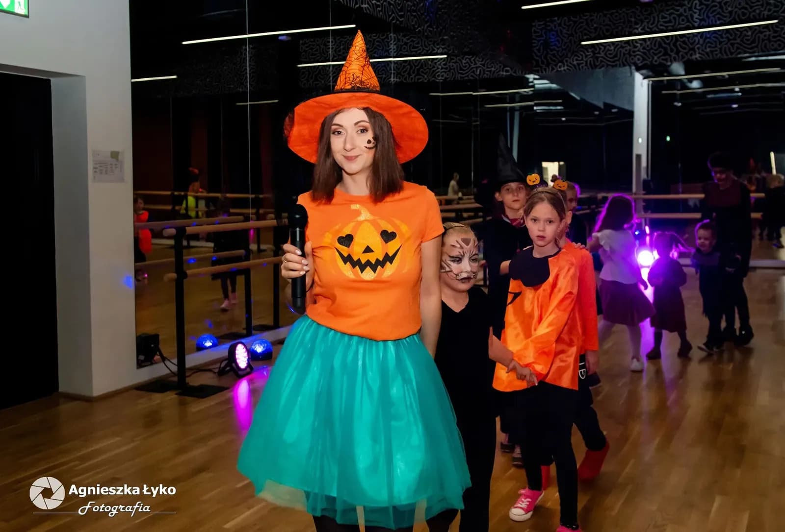 Animatorka w stroju czarownicy prowadzi zabawę halloweenową