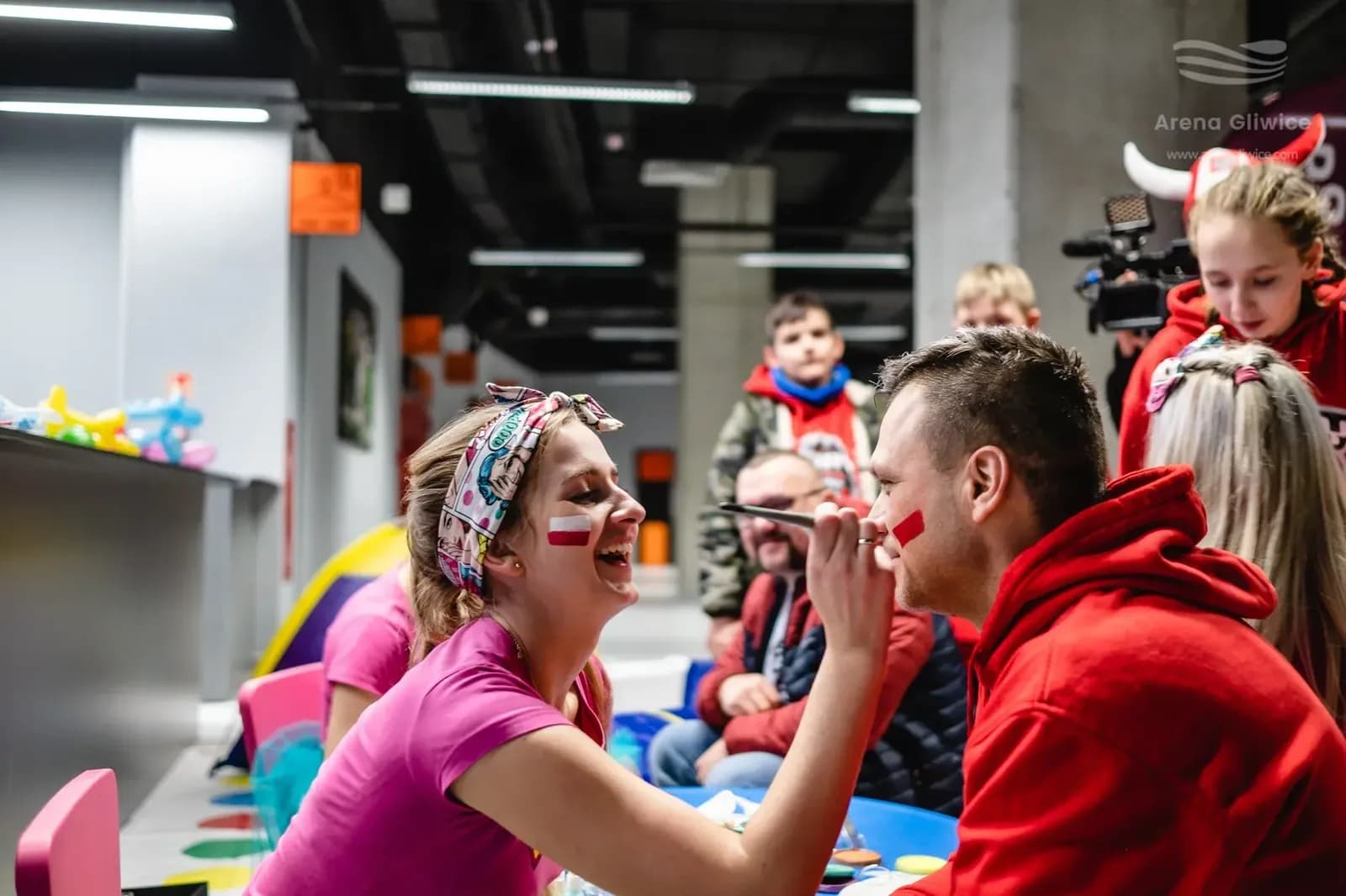 Malowanie twarzy dorosłemu uczestnikowi pikniku