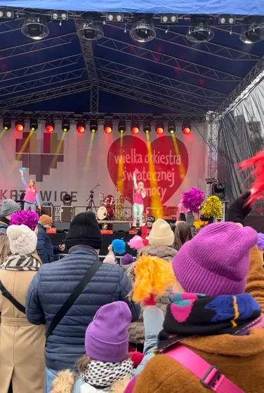 Impreza miejska — publiczność przed sceną plenerową