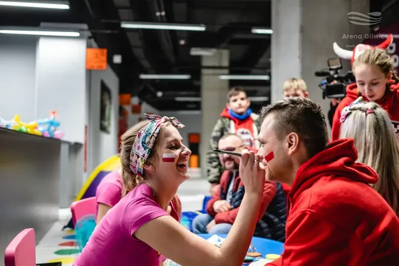 Malowanie twarzy dorosłemu uczestnikowi pikniku