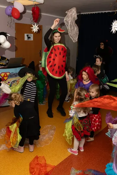 Zabawa z kolorowymi chustkami w sali przedszkolnej
