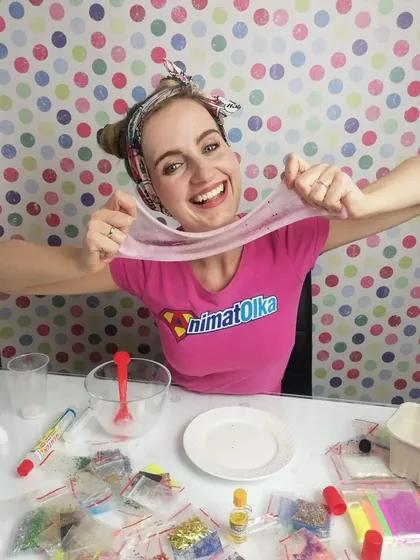 Animatorka pokazuje wielką bańkę mydlaną