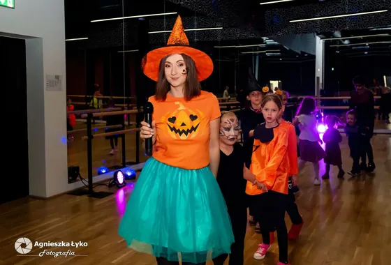 Animatorka w stroju czarownicy prowadzi zabawę halloweenową