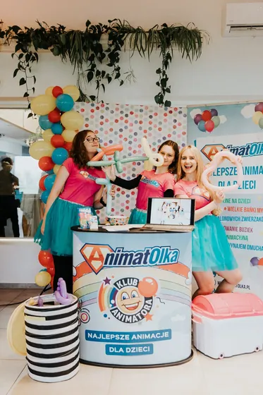 Firmowe stanowisko AnimatOlki z zespołem animatorek