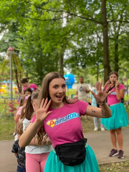 Animatorka macha do dzieci w parku