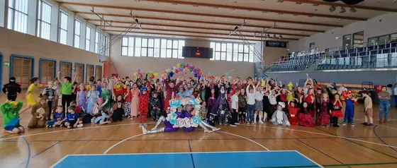 Pełna hala sportowa podczas imprezy dla dzieci