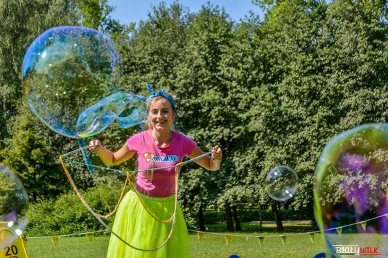 Animatorka robi gigantyczne bańki mydlane w plenerze