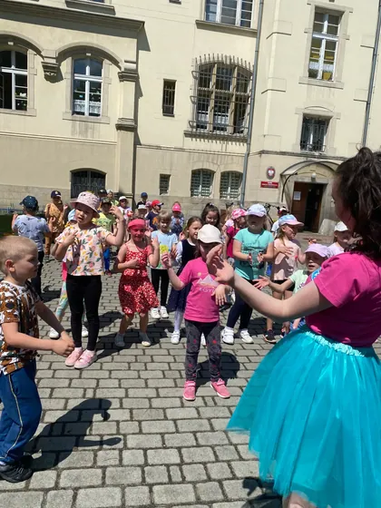 Tłum dzieci i rodziców na imprezie na miejskim dziedzińcu